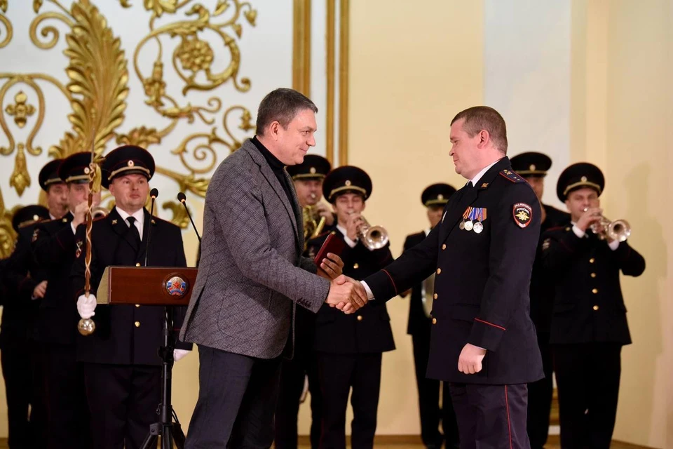 Полицейским вручили медали и ордена. Фото: телеграм-канал Леонида Пасечника