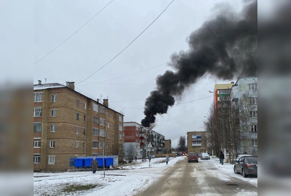 В Сосногорске загорелась кровля многоквартирного дома. Фото: Сосногорск/ Резервная группа.