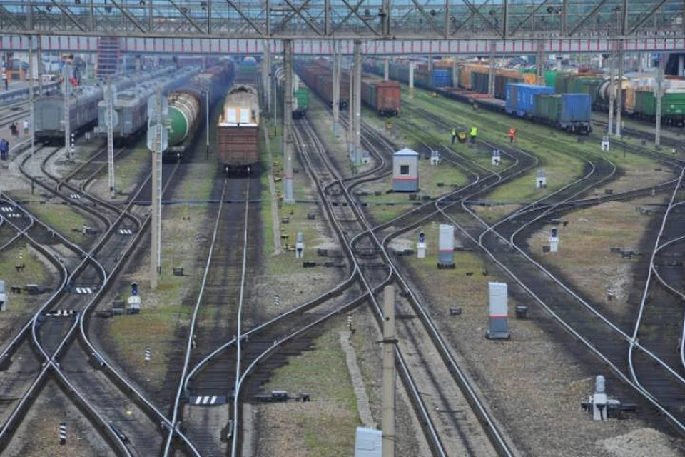 Три человека погибли при столкновении фуры с поездом в Иркутской области