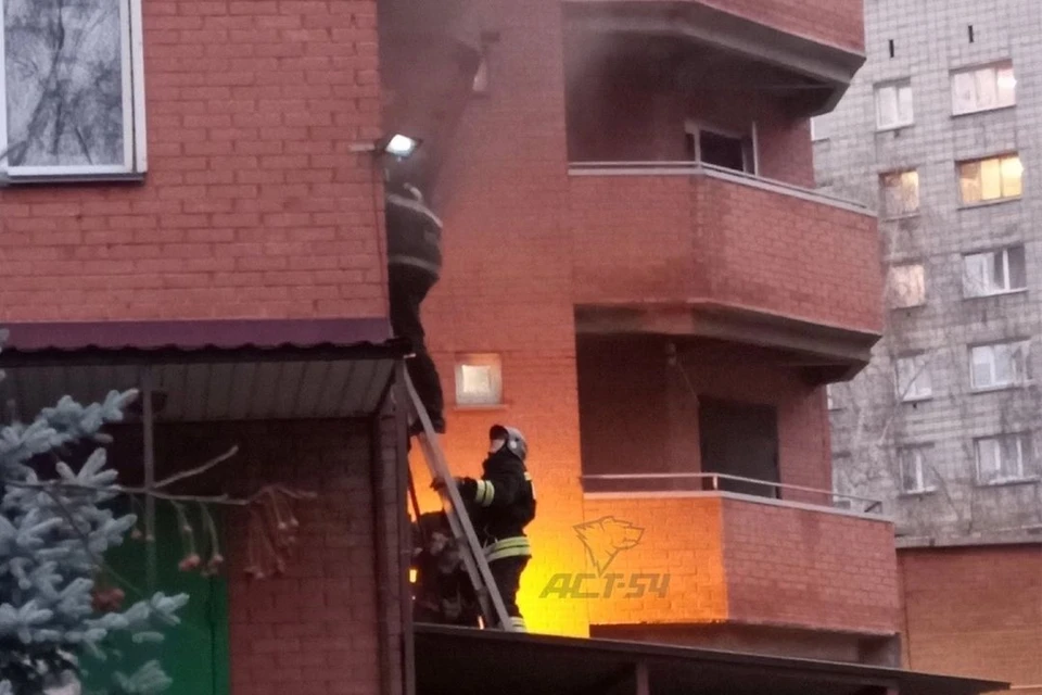 Пожар произошел в доме на улице Дуси Ковальчук. Фото: предоставлено очевидцами группе "АСТ-54"