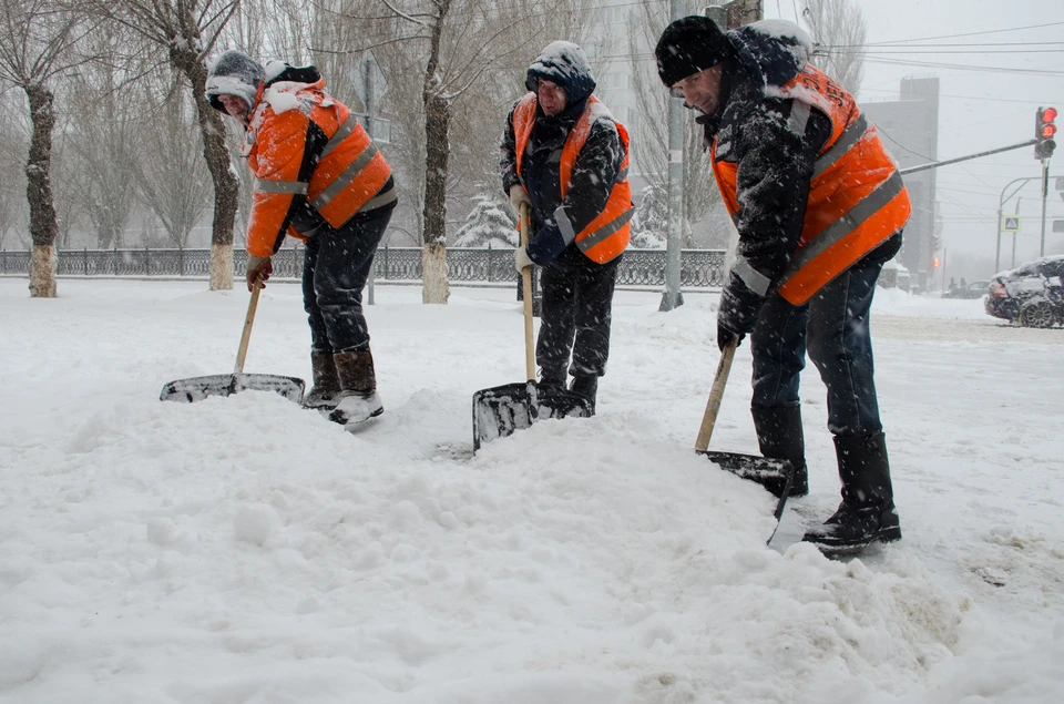 Чиновники потратят почти миллион рублей на расчистку снега около зданий обладминистрации