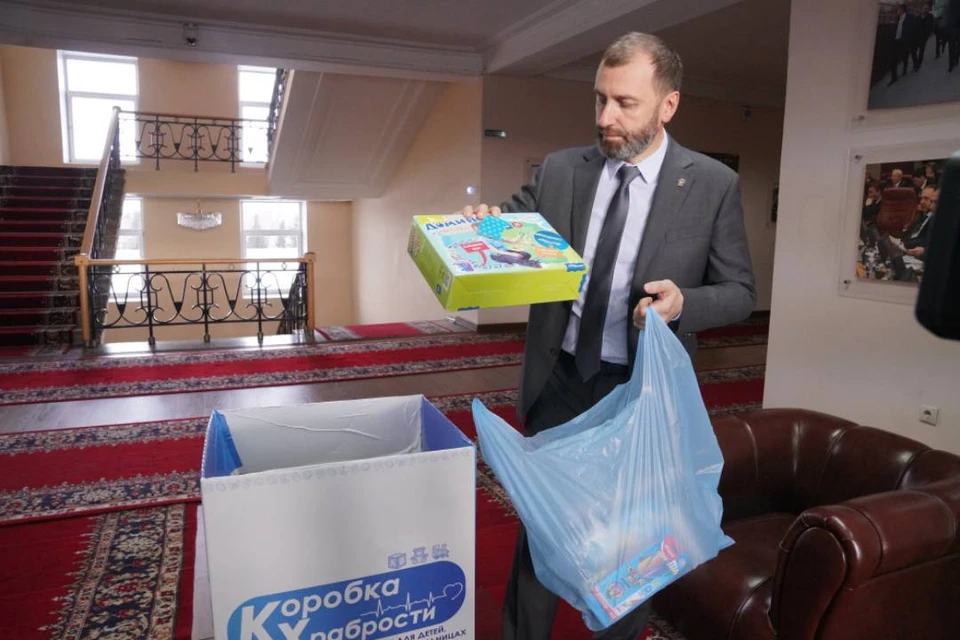Александр Ведерников передал для маленьких пациентов игрушки.