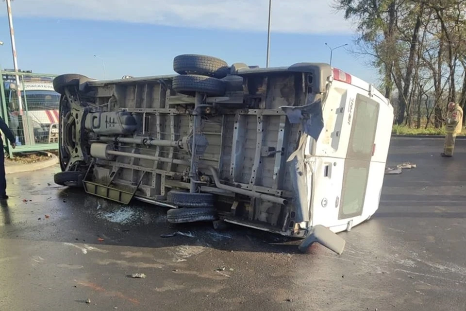 Микроавтобус врезался в легковушку. Фото: отдел пропаганды ГИБДД по Ростовской области.