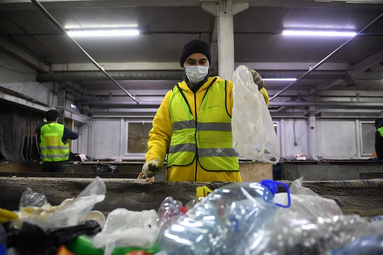 Россию хотят спасти от свалок: Власти составили список подлежащей запрету пластиковой тары