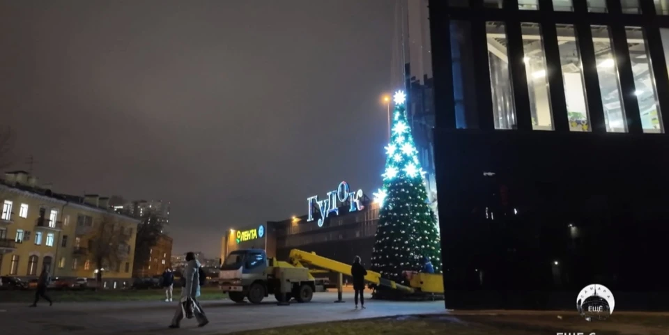 Специалисты устанавливают новогоднюю елку. Фото: Евгений Щекин