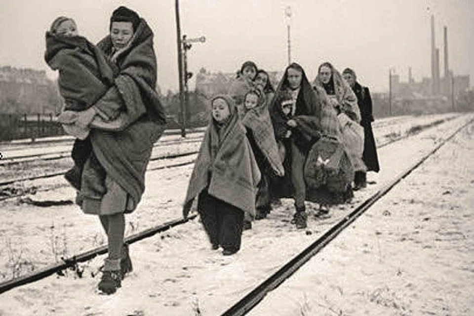 К концу войны на территории Польши жило больше 4 млн немцев - в основном на переданных ей германских территориях. Большую часть из них просто выгнали. Люди уходили пешком со всем, что могли унести. Фото: Российское военно-историческое общество