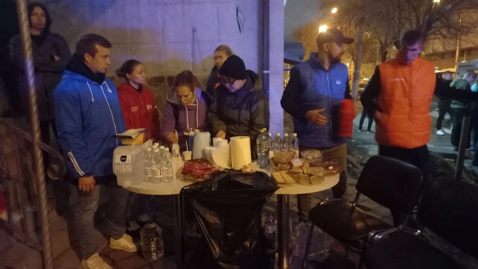 Волонтеры кормят и поют сотрудников МЧС. Фото: Полина Гайдай