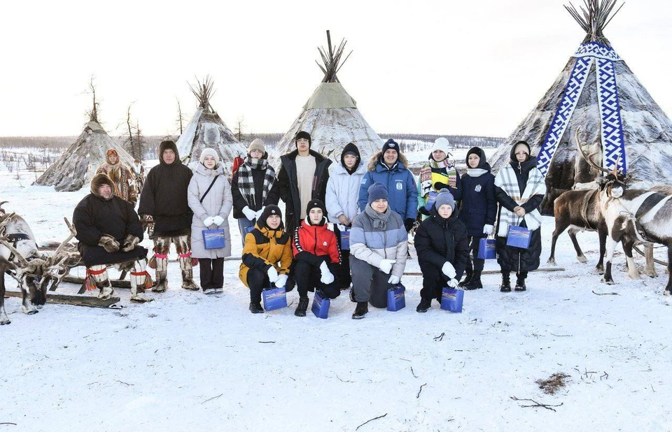 Губернатор ЯНАО провел экскурсию для школьников на стойбище оленеводов. Фото: телеграм-канал Дмитрия Артюхова