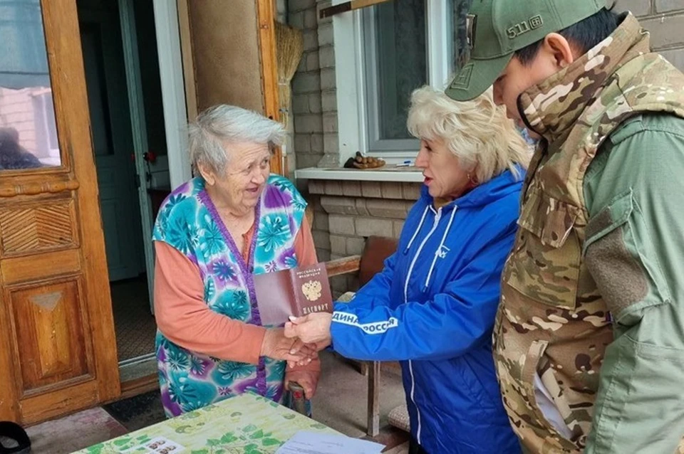 Маломобильные жители Токмака и Токмакского района получили на дому паспорта граждан России. Фото - военно-гражданская администрация Токмакского района