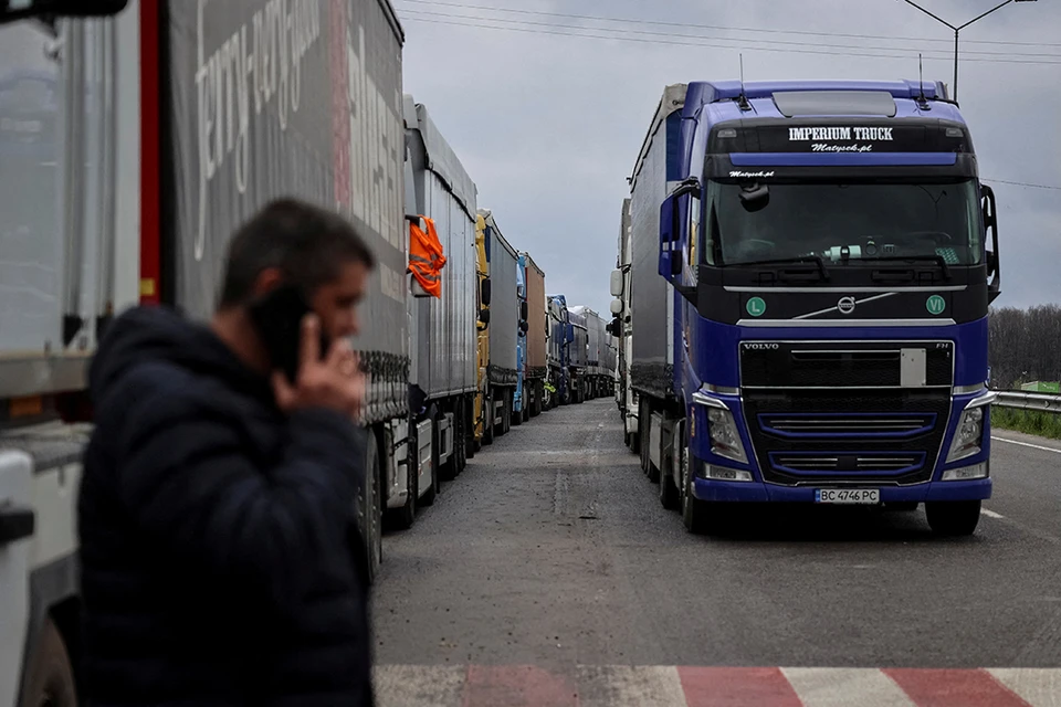 На польско-украинской границе скопились очереди из тысяч грузовиков.