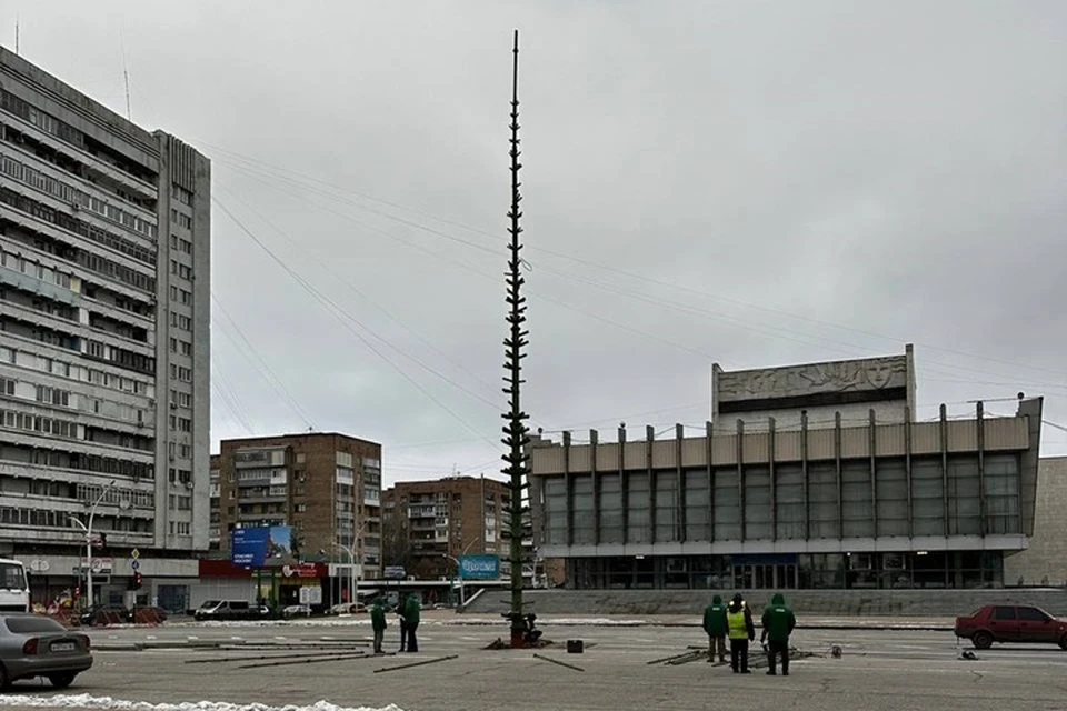 В Луганске устанавливают новогоднюю елку. Фото - telegram-канал "Новый Луганск"
