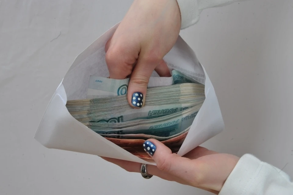 24,3 миллиарда рублей были освоены из федерального бюджета и 1,3 миллиарда рублей - из казны муниципального дорожного фонда.