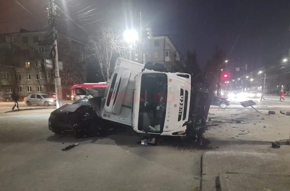 Грузовик завалился на "БМВ"