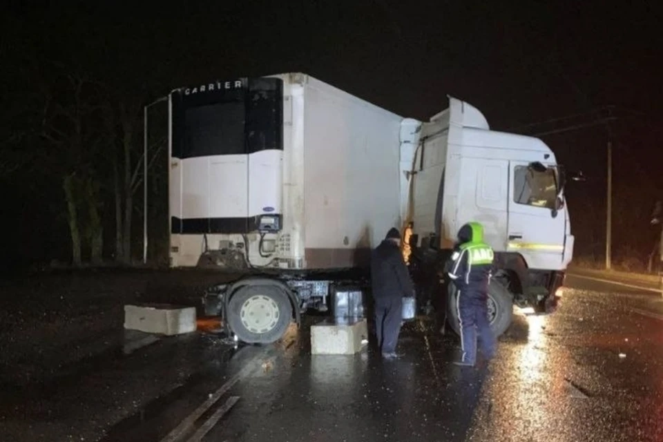 Полицейские выясняют подробности ДТП в Геническом округе, где грузовик врезался в бетонный блок. ФОТО: ГУ МВД России по Херсонской области