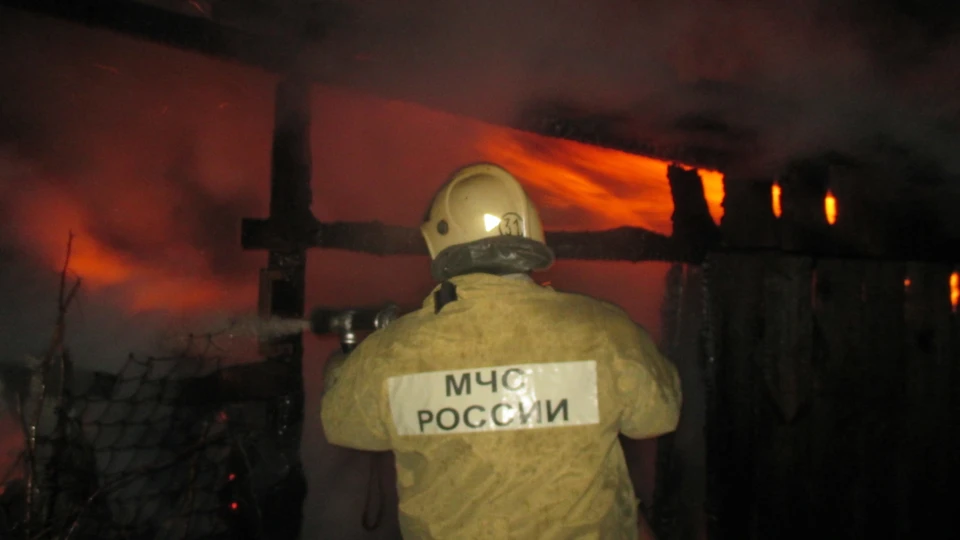 Сотрудникам МЧС в последние сутки дважды пришлось выезжать на пожары на дачи.