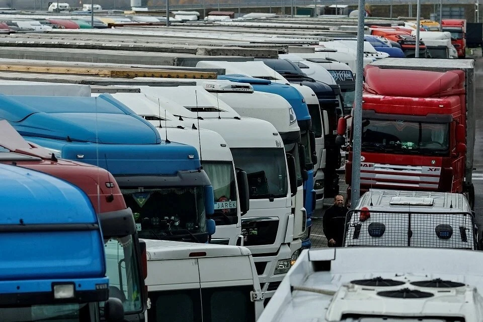 Польские перевозчики заблокировали поставку военных грузов Украине