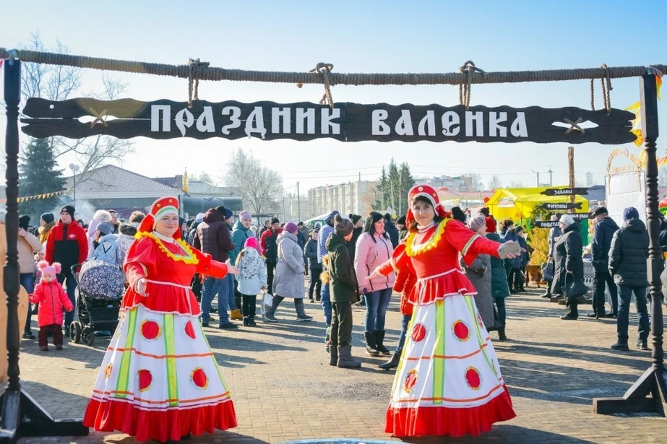 На ярмарке можно купить продукты, сувениры и елочные игрушки