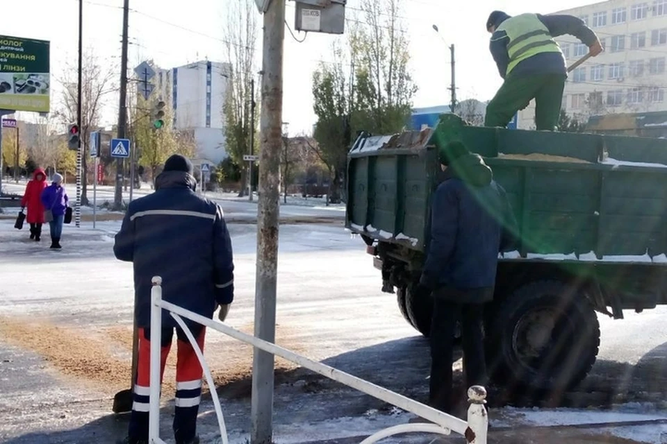 В Новой Каховке посыпают заснеженные дороги песком. ФОТО: администрация Новокаховского городского округа