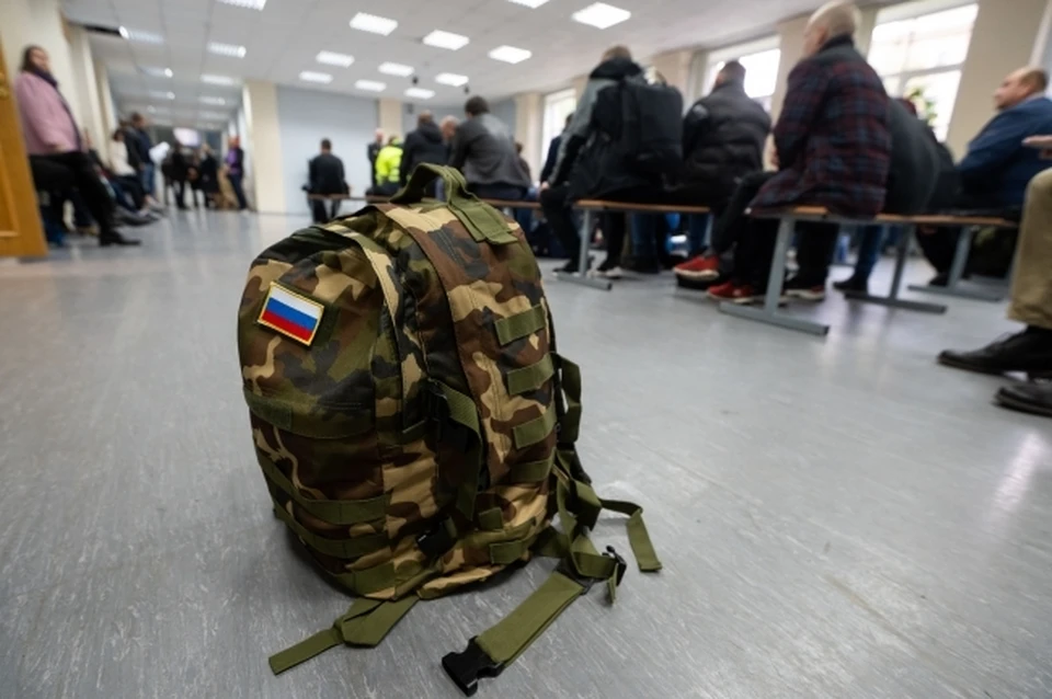 Новобранцам вручили теплые вещи, берцы, спальные мешки, ножи, часы, газовые грелки, лекарства и вкусный паек.