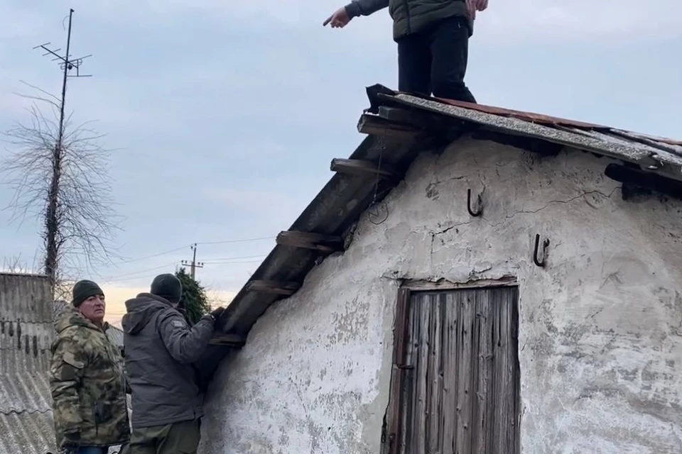 Активисты и депутаты помогали людям починить крыши Фото: ЕР
