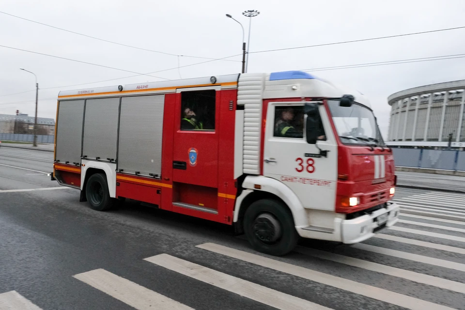 В Петербурге загорелась коммуналка.