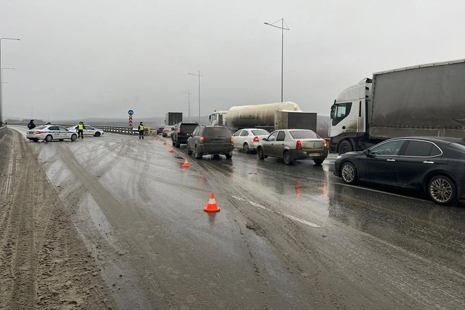 Из-за гололеда на ЕКАДе столкнулись 40 автомобилей утром 29 ноября. Фото: ГИБДД по Свердловской области