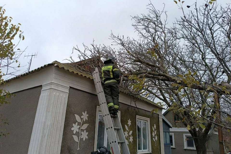 В Херсонской области повреждено свыше 20 зданий соцобъектов и частных домов Фото: ТГ-канал Владимир Сальдо