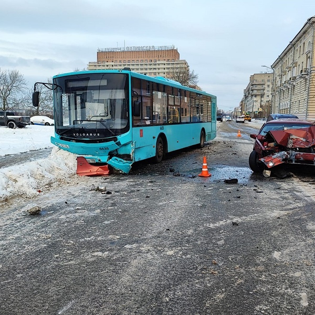 Водитель «Вольво» устроил ДТП с пассажирским автобусом в Петербурге - KP.RU