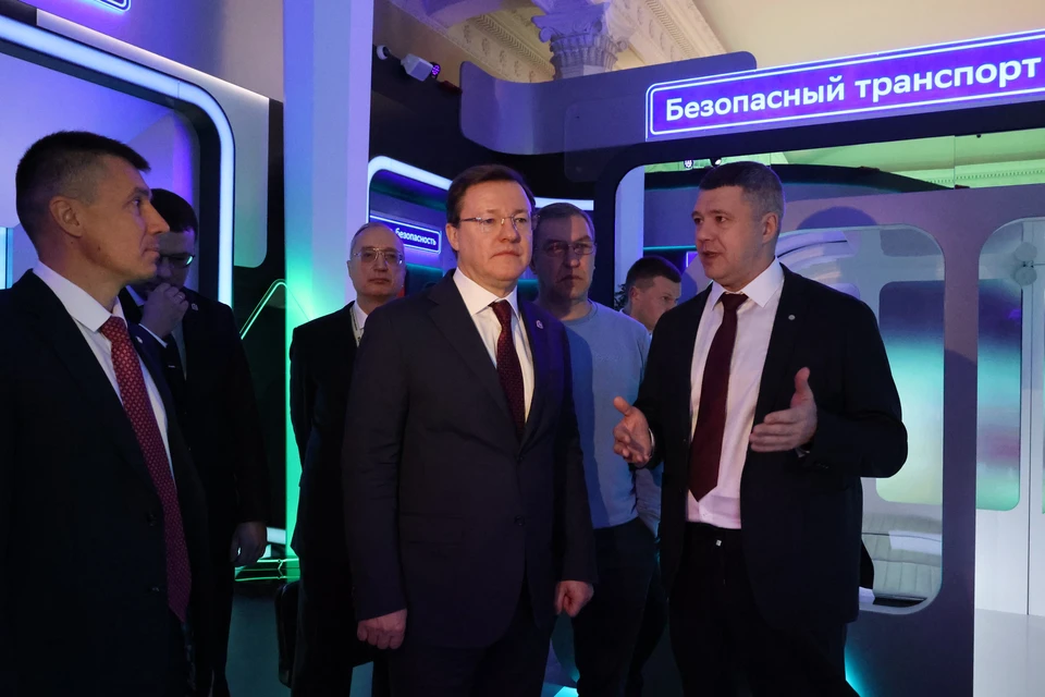Представители банка рассказали Дмитрию Азарову о своих инновационных разработках / Фото: Светлана Осьмачкина
