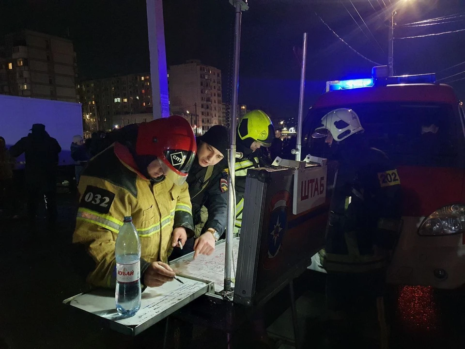 Спасатели работали на месте ЧП всю ночь. Фото: УГИБДД по Ростовской области