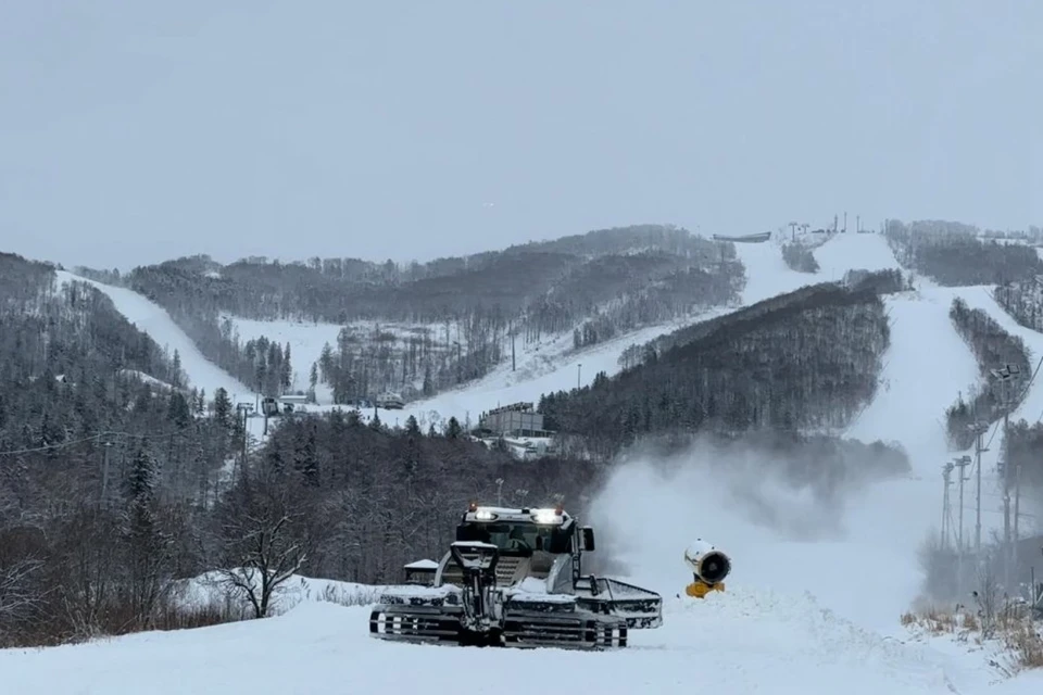 Сотрудники горнолыжного курорта активно готовят склоны. Фото: «СТК «Горный воздух»