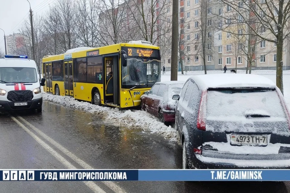 Водитель автобуса врезался в четыре припаркованные машины в Минске. Фото: телеграм-канал УГАИ ГУВД Мингорисполкома