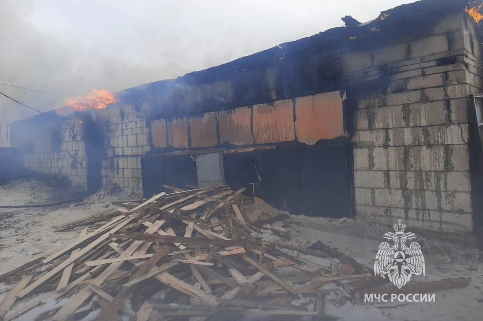 Три расчета МЧС и добровольцы тушили горящую пилораму в селе под Липецком