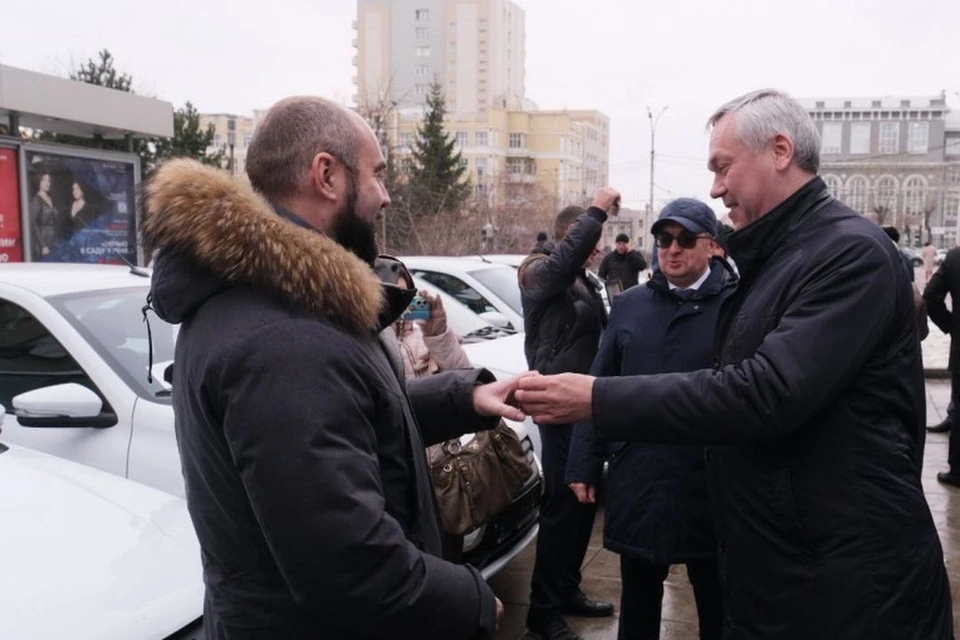 В Новосибирске победителям-аграриям вручили ключи от новых автомобилей (Фото: пресс-служба правительства Новосибирской области)
