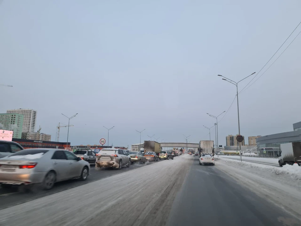 Парковочные карманы почти повсюду не убраны, из-за чего автомобили оставляют где попало.