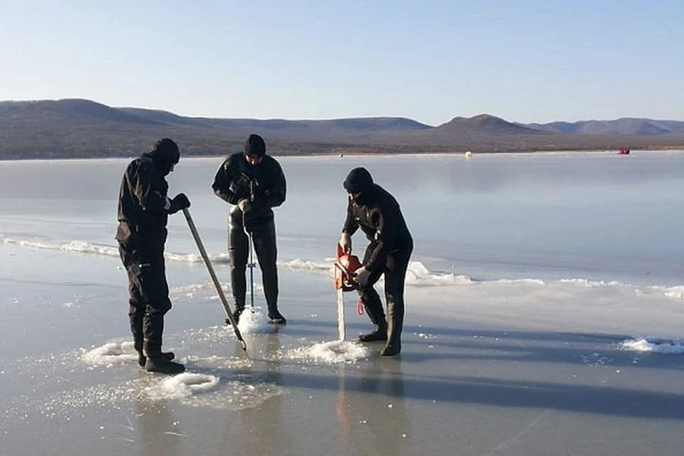 На некоторых водоемах лед еще достаточно тонкий. Фото: dvrpso.ru