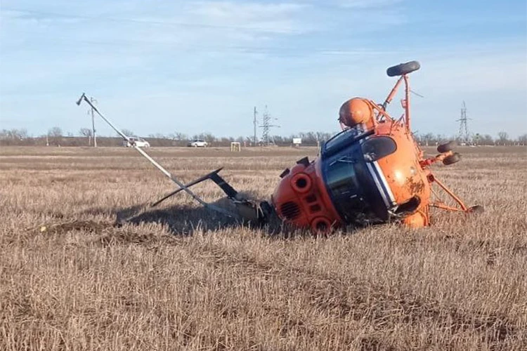 «Двигатель горячий, топливо льет — может вспыхнуть!»: появилось видео с места крушения вертолета Ми-2 на Ставрополье