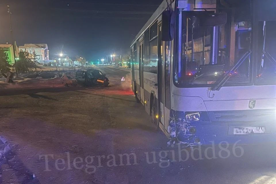 В Югре водитель без прав устроил ДТП с автобусом, в котором пострадал он сам и три его пассажира. Фото: УГИБДД России по ХМАО-Югре