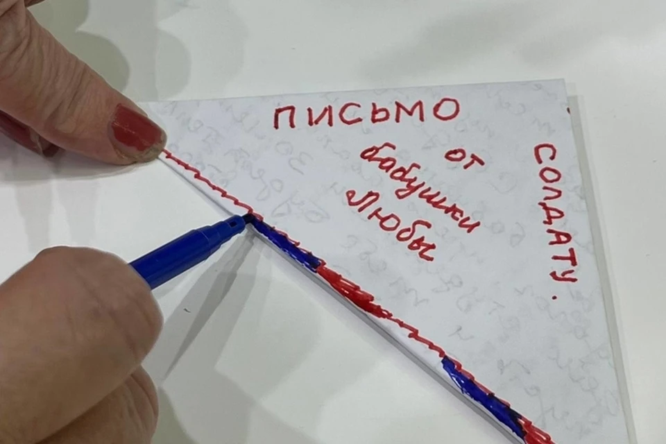 Написать свои пожелания для военнослужащих в зоне спецоперации может любой желающий посетитель выставки. ФОТО: "Юг Молодой"