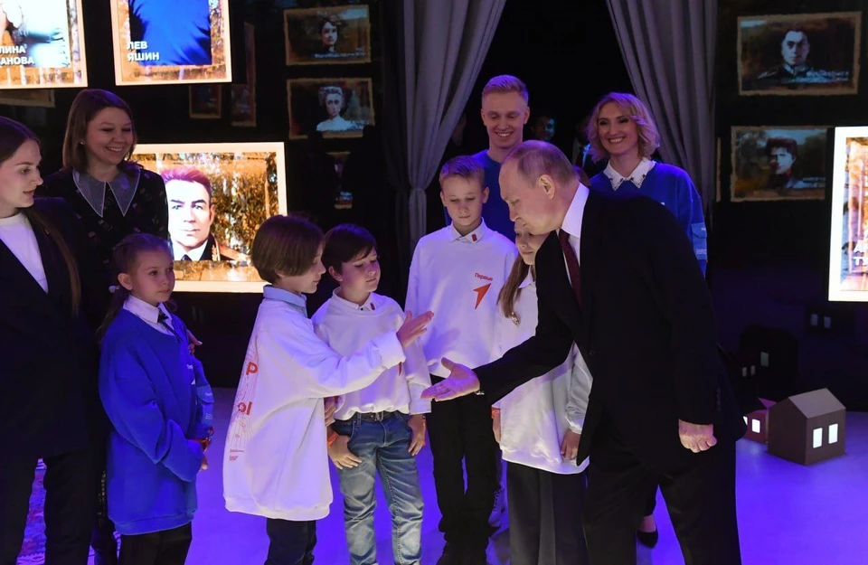 Школьник дал пять Путину