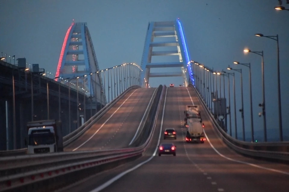 На подъездах к Крымскому мосту образовалась пробка