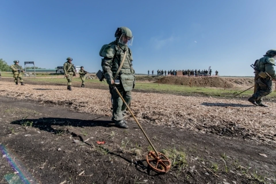 Служащие военной полиции ведут активные работы по разминированию в Запорожской области