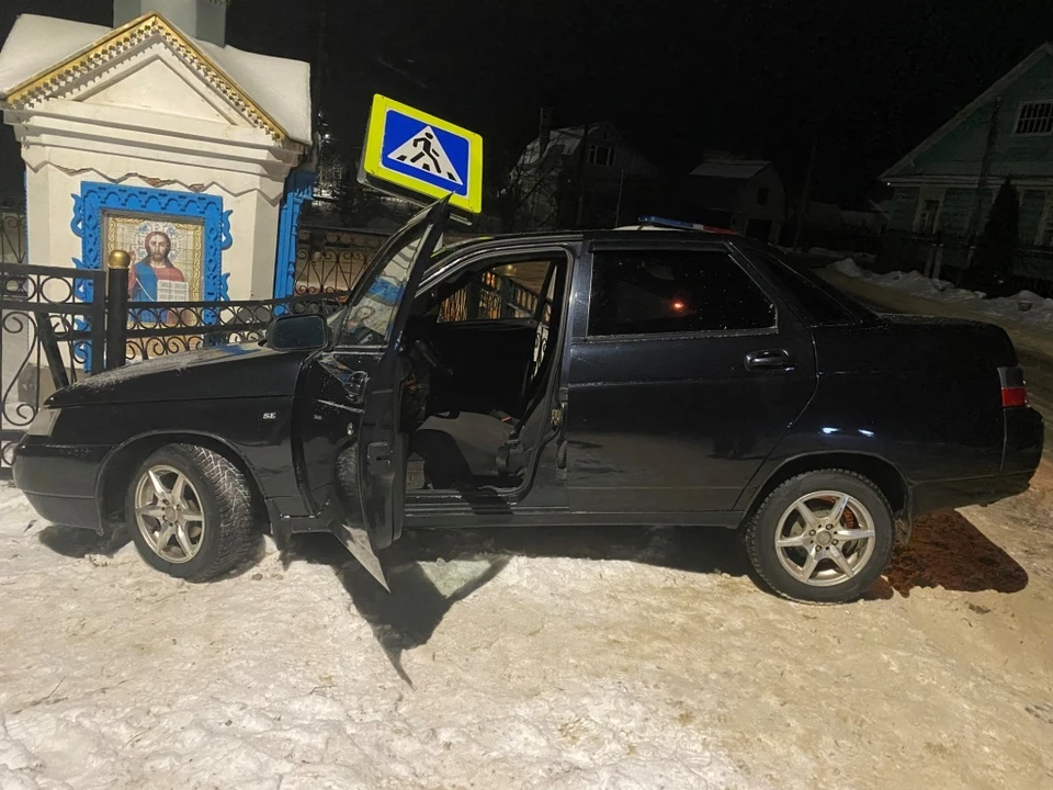 Водитель снес ограждение и сбил дорожный знак