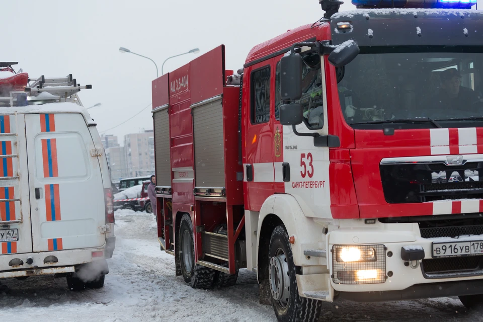 Четырех человек эвакуировали из пожара на проспекте Энтузиастов в Петербурге.