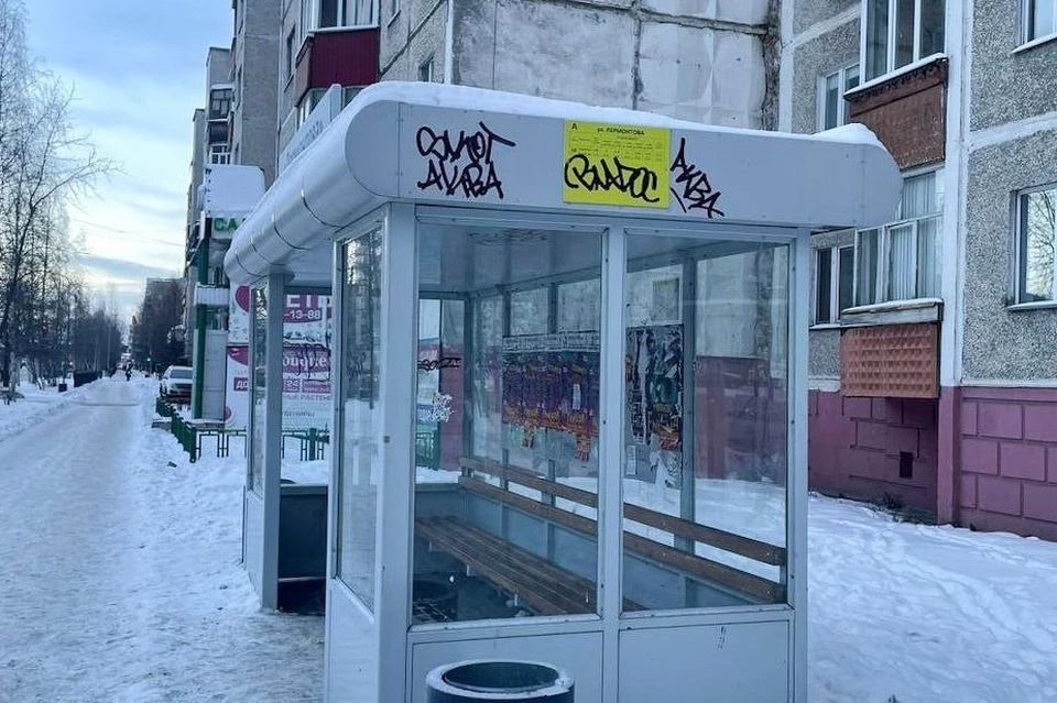 В Сургуте нашли четырех вандалов, которые портили своими рисунками остановки и дома. Фото: телеграм-канал главы Сургута