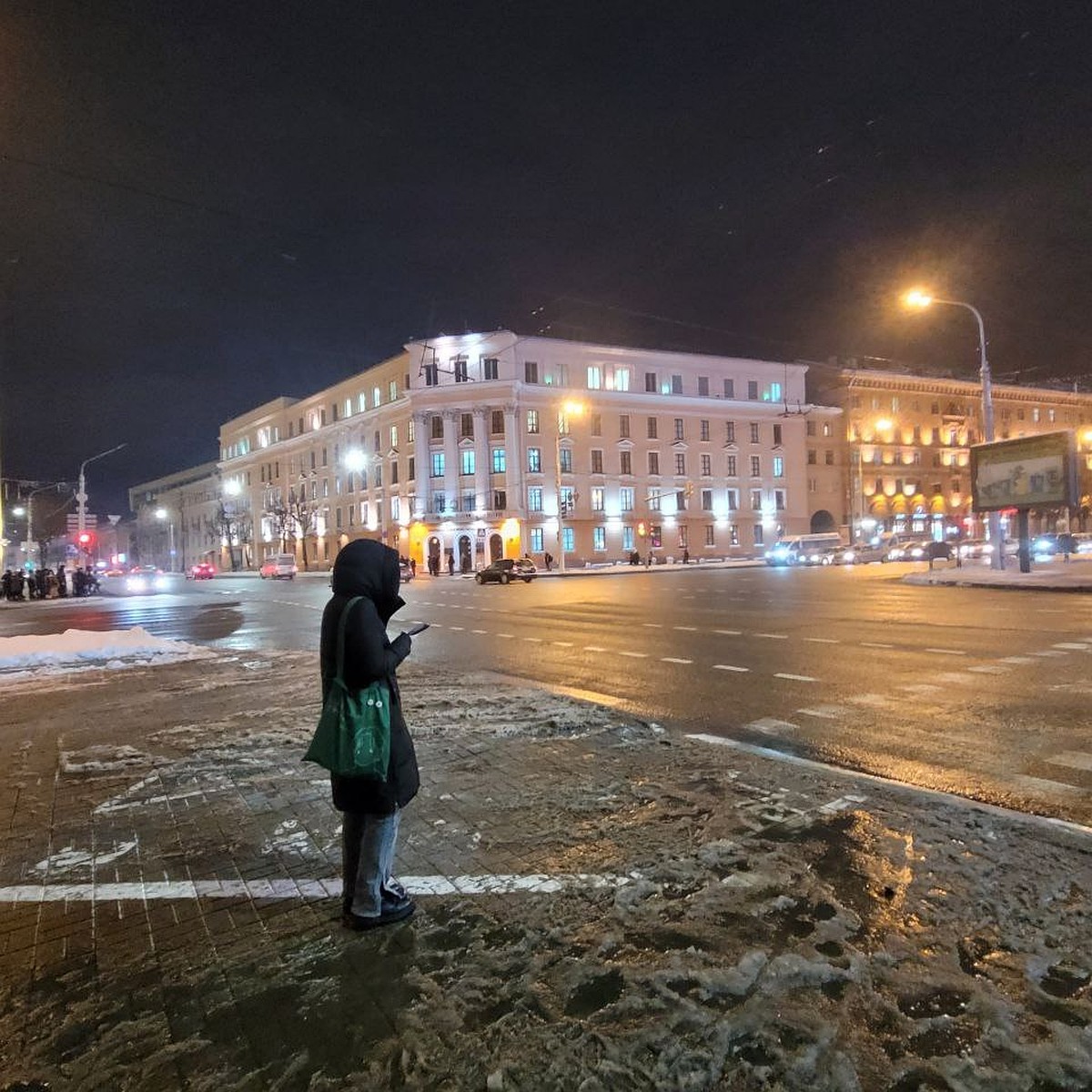 В ЖХК сказали, кто должен сбивать сосульки с крыш домов в Минске - KP.RU