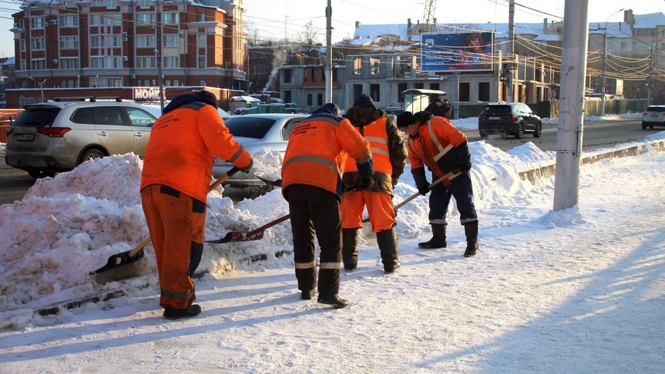 В Рязани продолжается расчистка остановок, мостов и переходов от снега