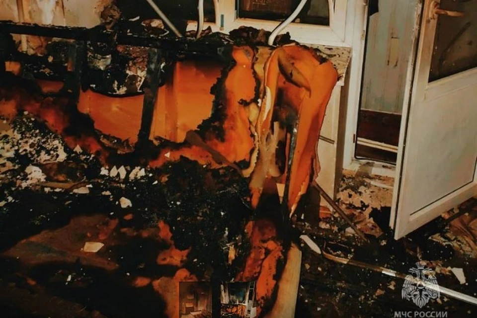 В квартире загорелся диван, всего огнем было охвачено 8 кв. метров. Фото: пресс-служба управления МЧС России по Ростовской области