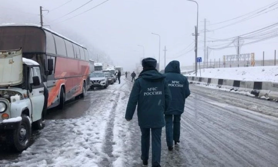 Непогода вновь стала причиной осложнения движения на границе РФ с Грузией. Фото: пресс-служба ГУ МЧС по Северной Осетии.