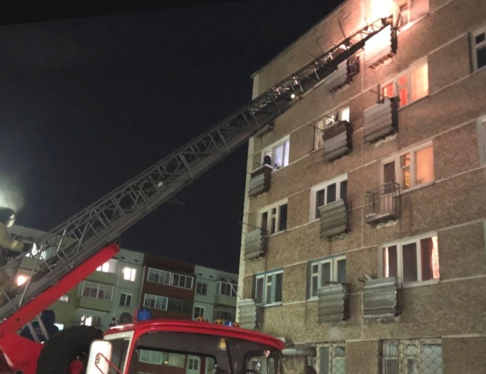 Двух мужчин спасли из горящей пятиэтажки в Братске